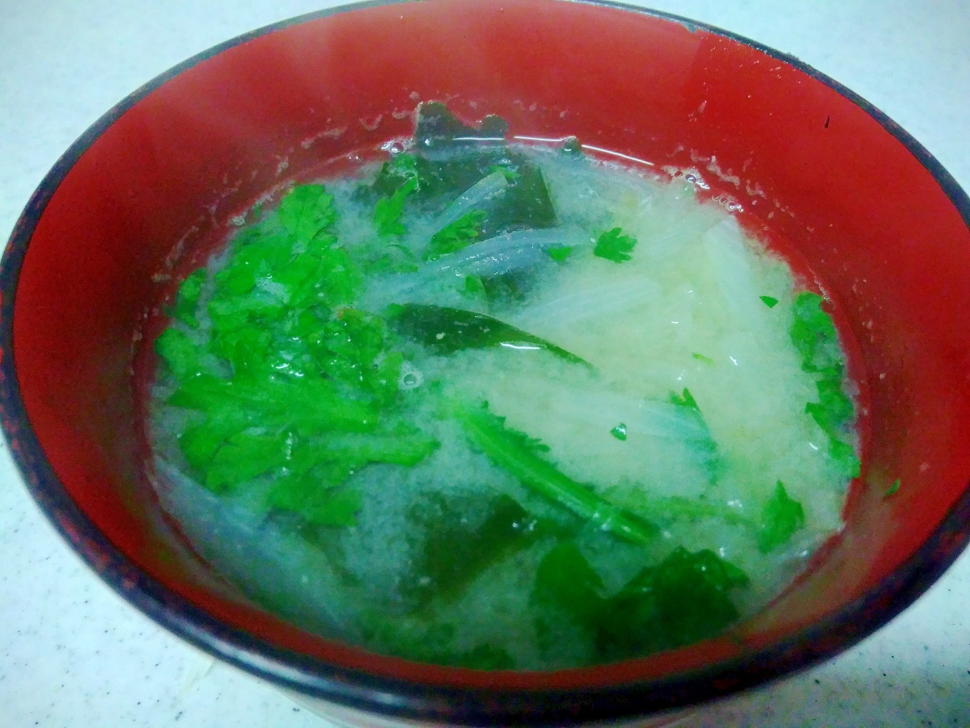 玉葱と菊菜、ワカメの生姜味噌汁