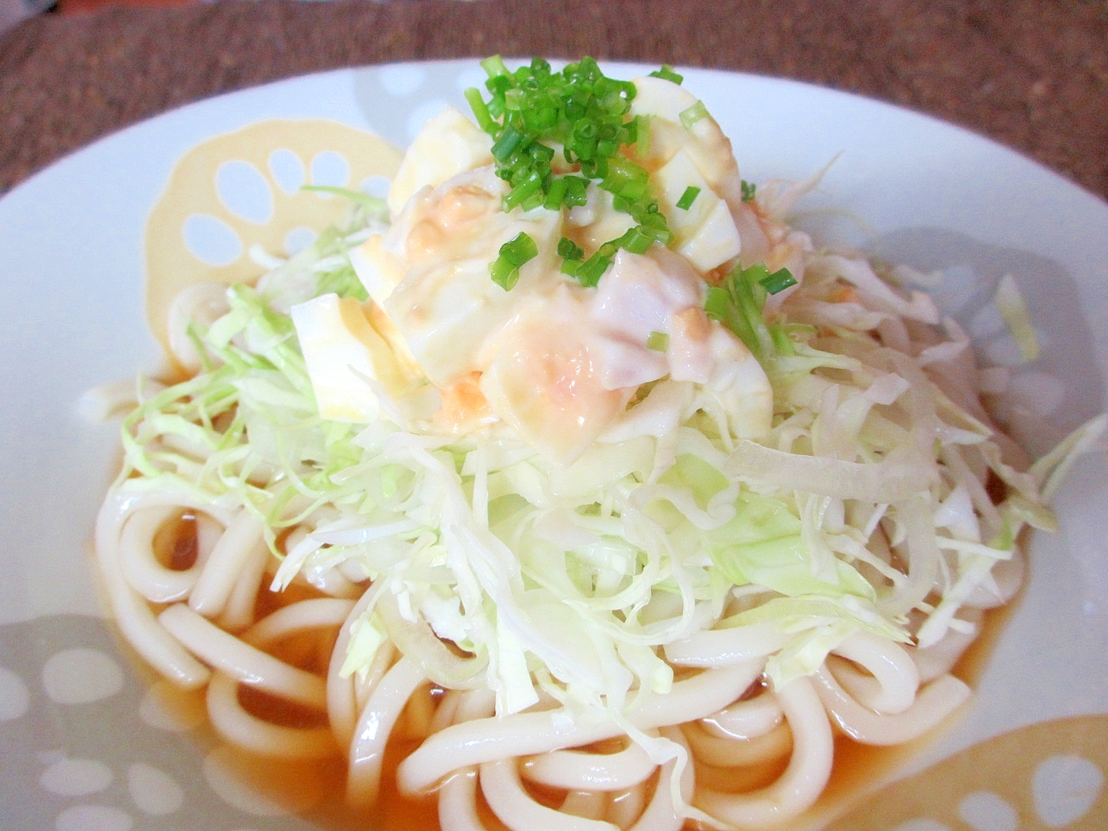 鶏ハム卵サラダとキャベツの冷やしうどん