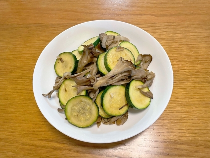 ウィンナーなし、きのこはまいたけで作ってみました。
美味しく、工程が少ないのがうれしいですね。