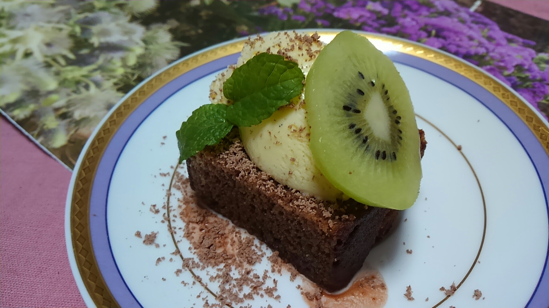 ココアかけカステラのバニラアイスとキウイのせ☆