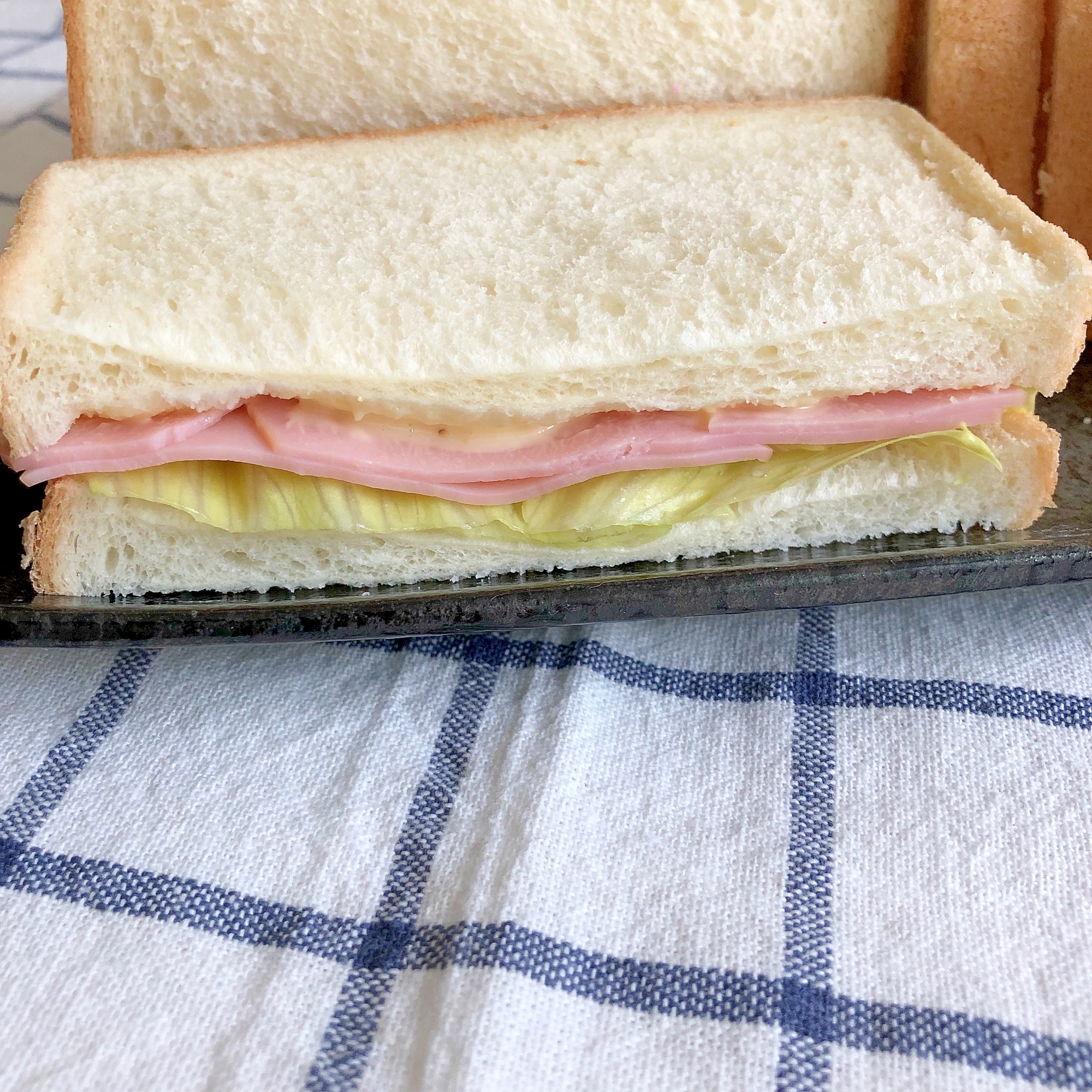 レタスとハムのサンドイッチ 辛子マヨ ♪