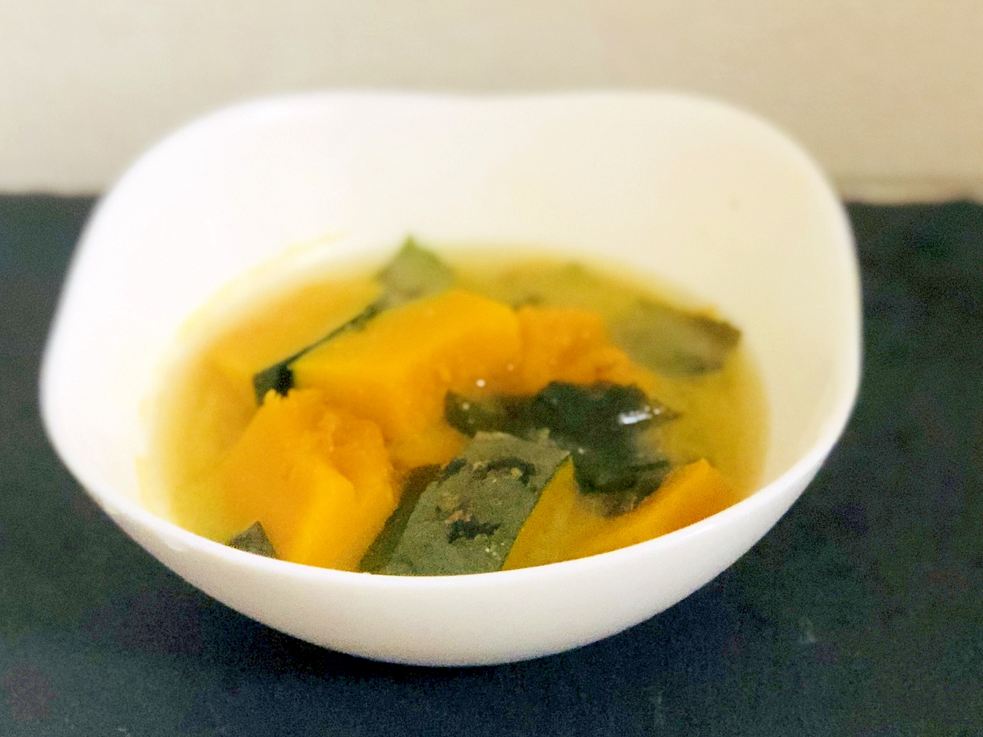 自然の甘み★かぼちゃとわかめのほくほく味噌汁