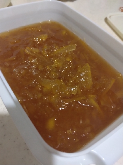 沢山柚子を頂いたので、初めて柚子を使った料理を作りました。甘ずっぱくておいしかったです。お湯を注ぎ柚子茶にしました。