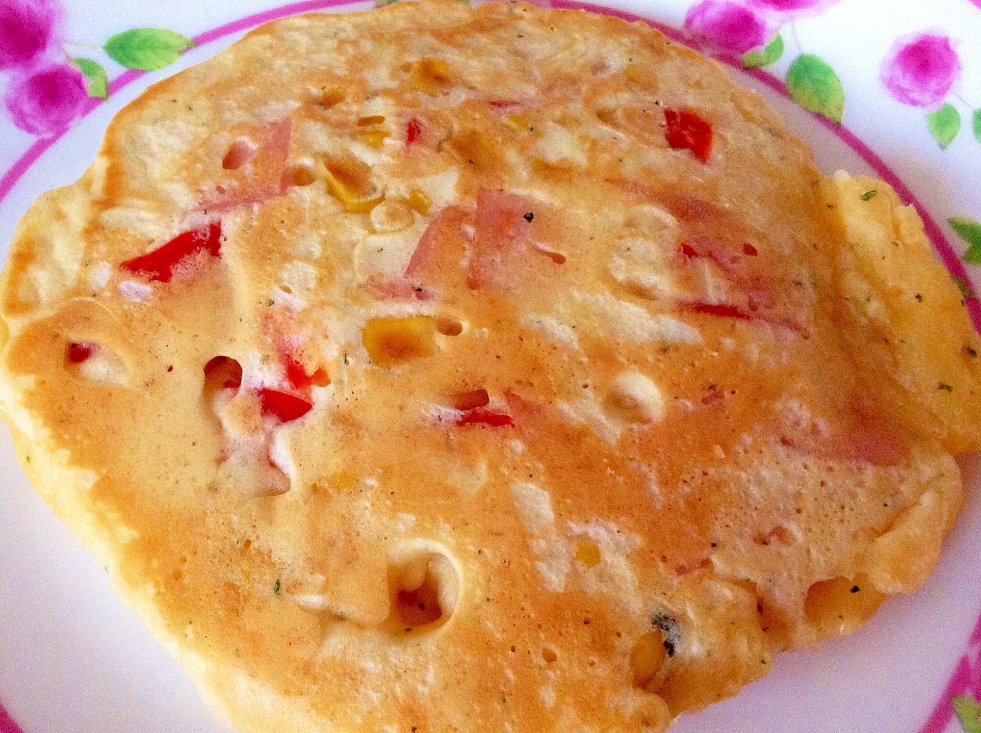 器に盛られたハムコーンホットケーキ