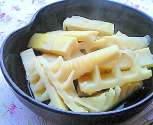 紺色の器に盛られた淡竹の煮物