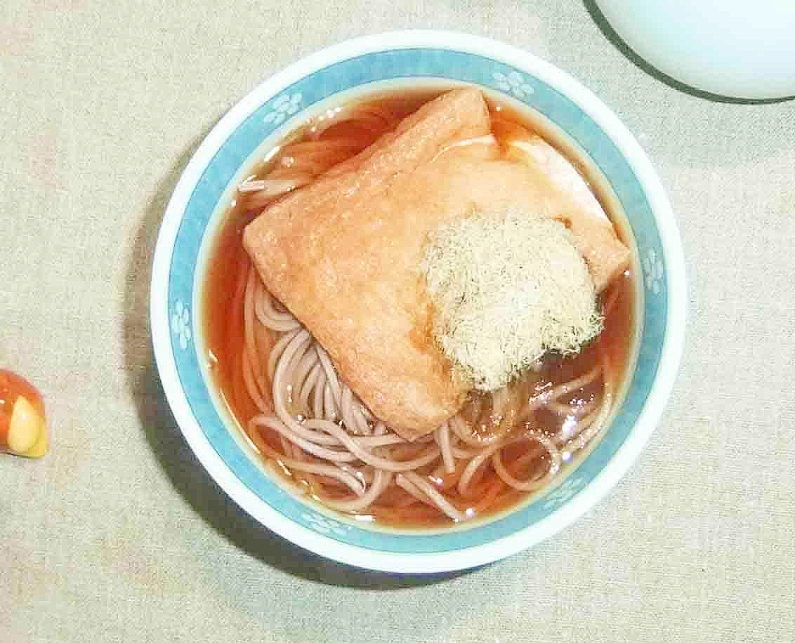 大きなお揚げととろろ昆布のお蕎麦