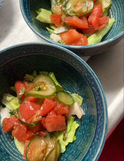 こんにちは♪レタスの上に盛り付けました。暑い日にぴったりのサラダでした！