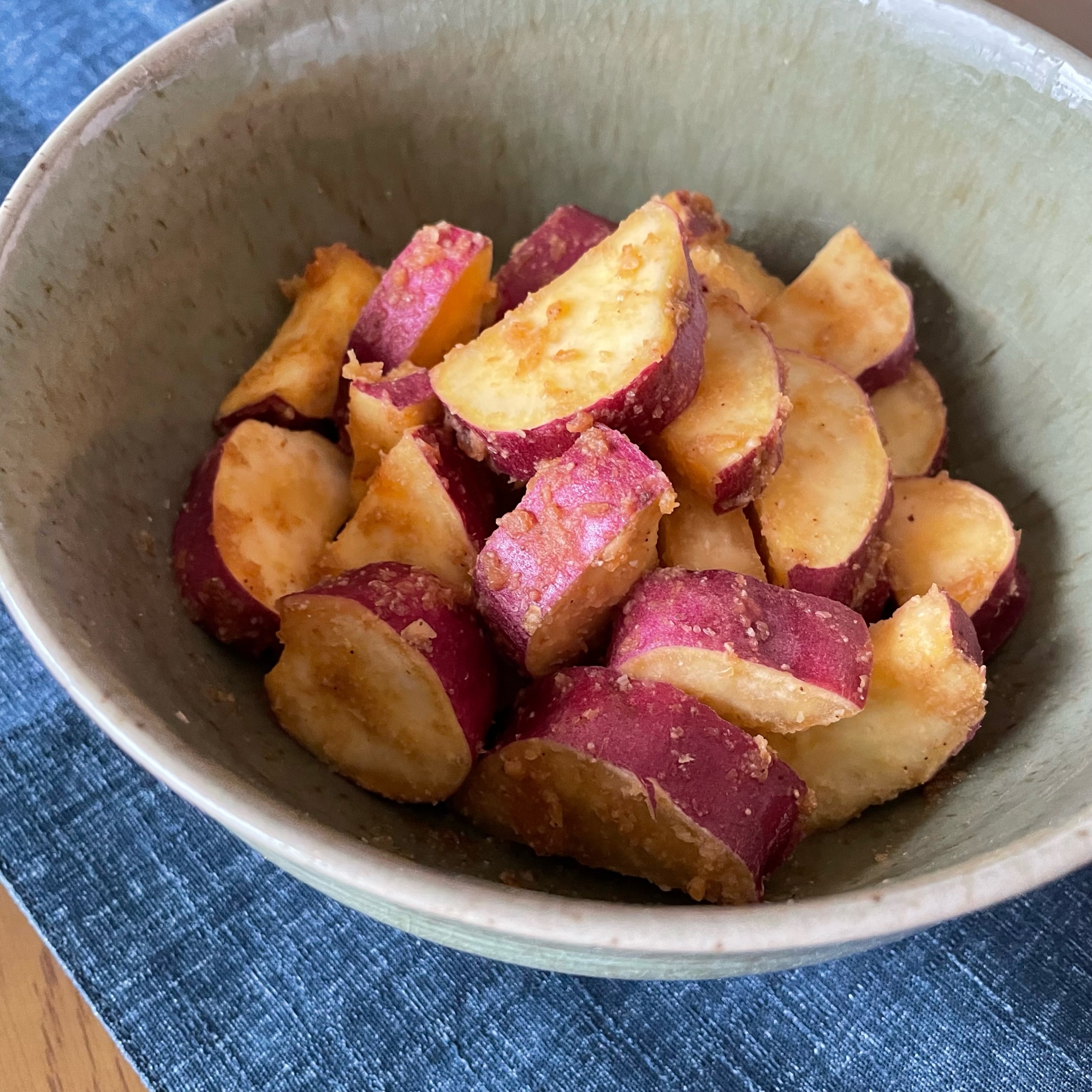 甘じょっぱさがやみつき♪さつまいもの胡麻味噌和え