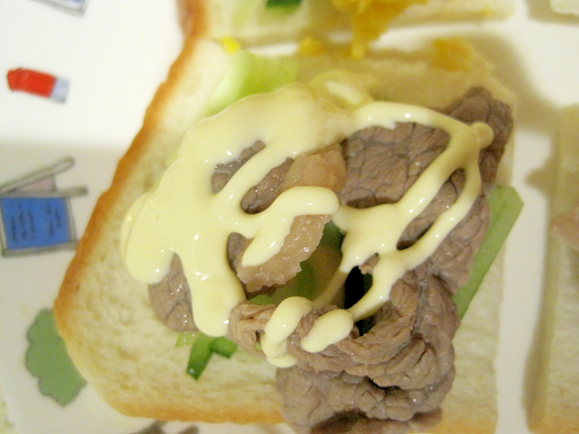 牛肉サラダのオープンサンドイッチ