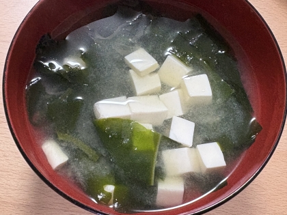 春キャベツの外葉と豆腐とわかめの味噌汁