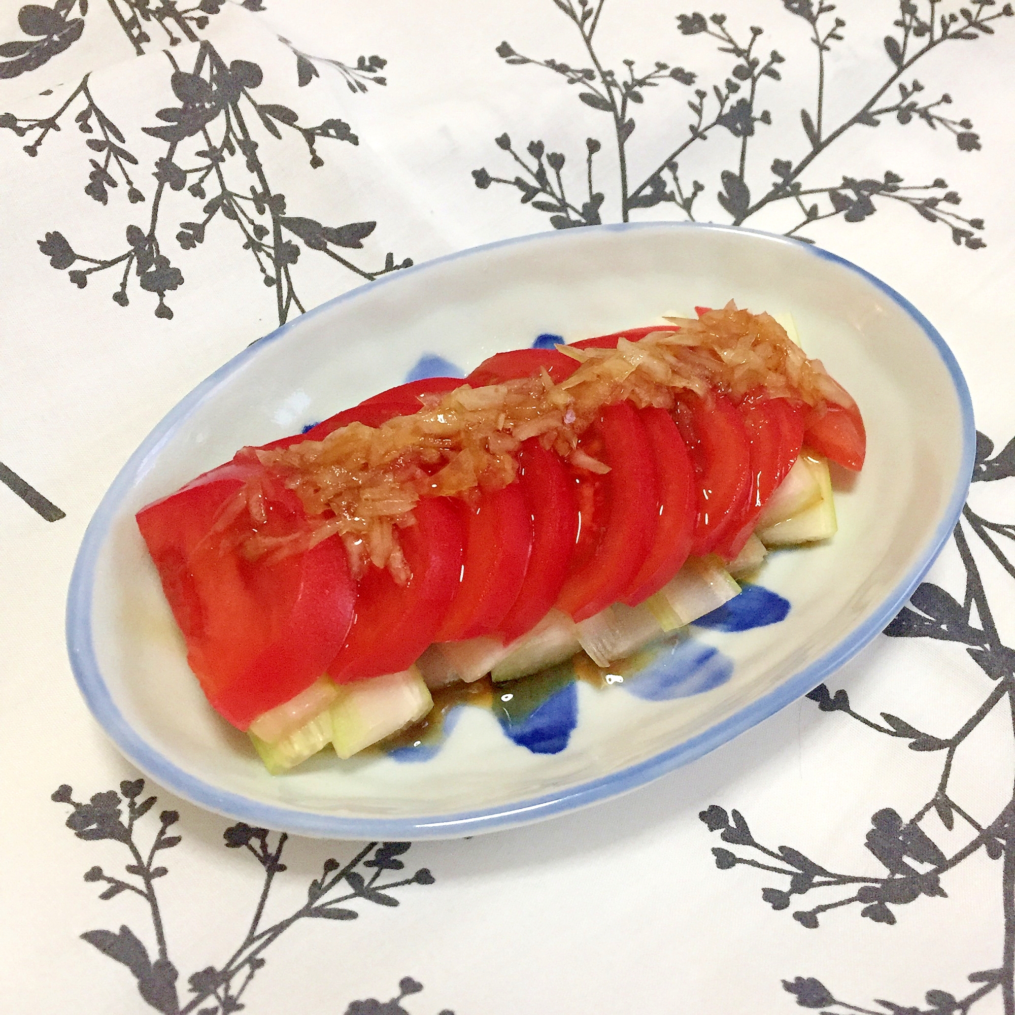 セロリとトマトのオニオン青じそドレッシング♪