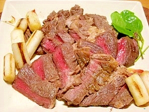 玉ねぎ氷入りのマリネ液de☆安い牛肉のステーキ