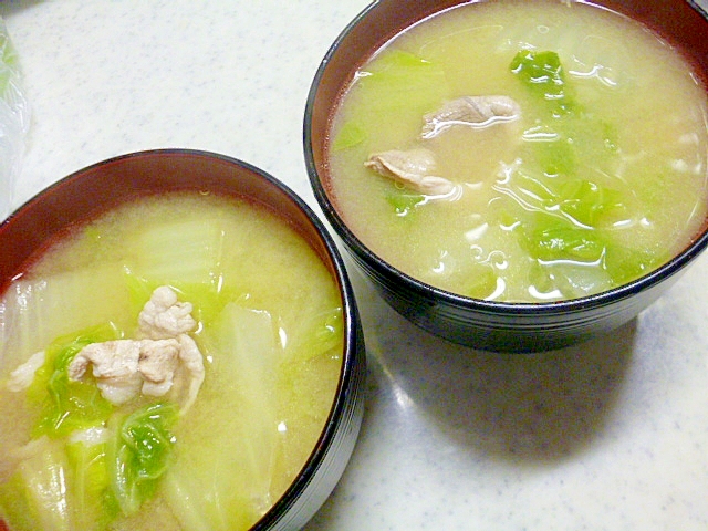 ごま油が香る♪たっぷり白菜と豚肉のお味噌汁