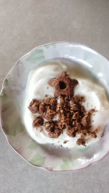 チョコお菓子で♪チョコまみれヨーグルト