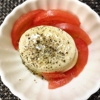 こんばんは✩まぁるいお豆腐とミディトマトがなくて…。
なんちゃないお豆腐一気にイタリアン♡(チーズってイタリアン？)これからの季節良いですね♡レシピ感謝です♡