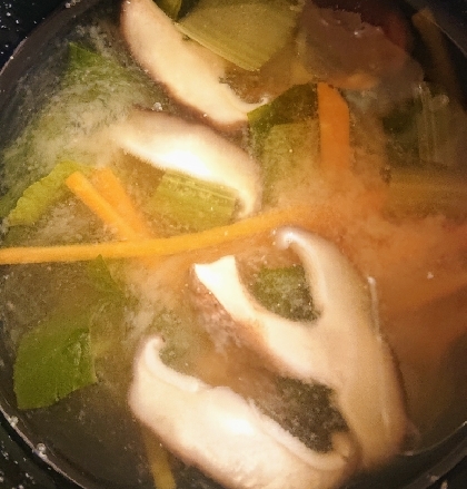 小松菜と人参と椎茸の味噌汁