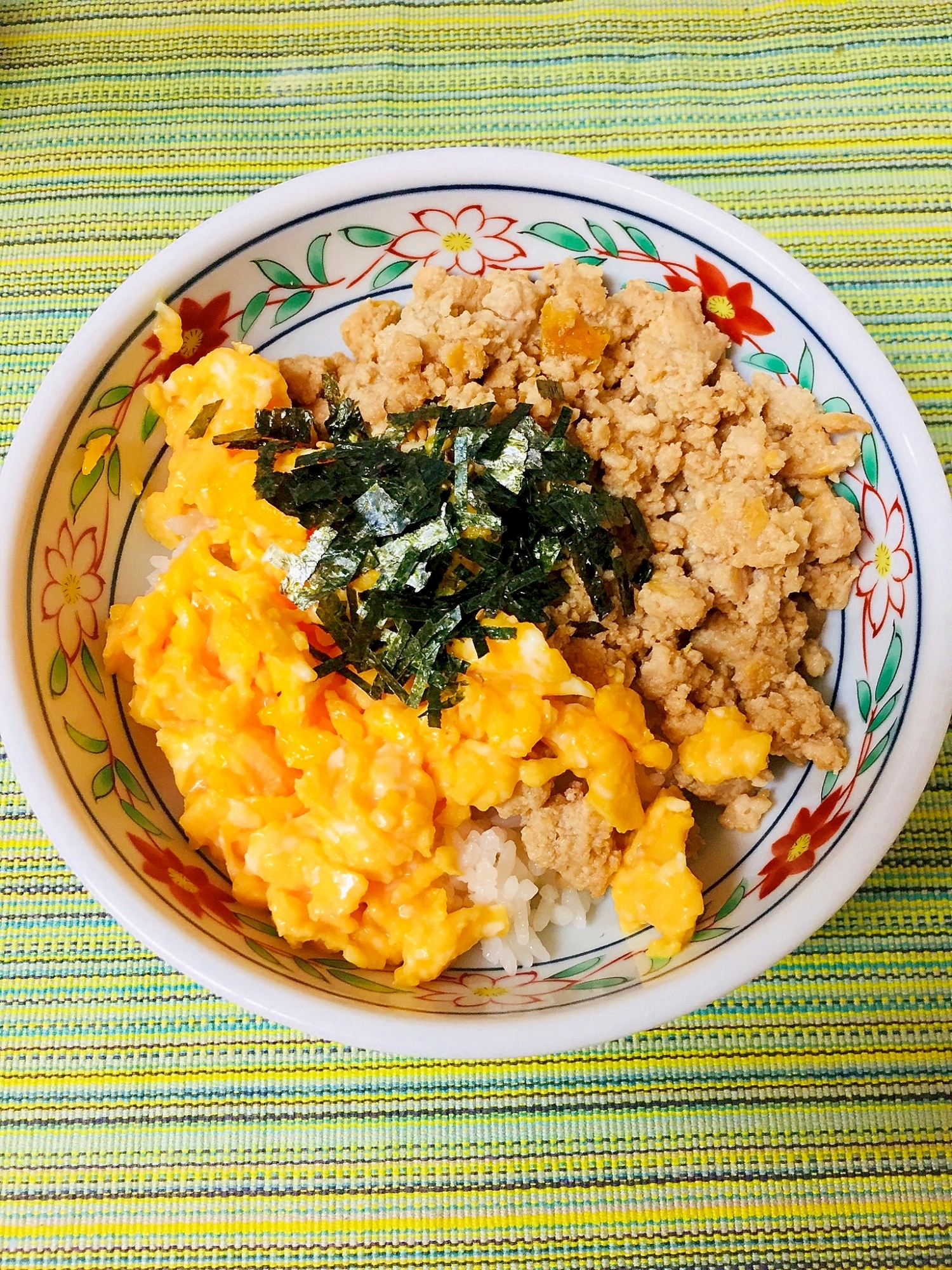 鶏そぼろと卵と海苔の3色ごはん