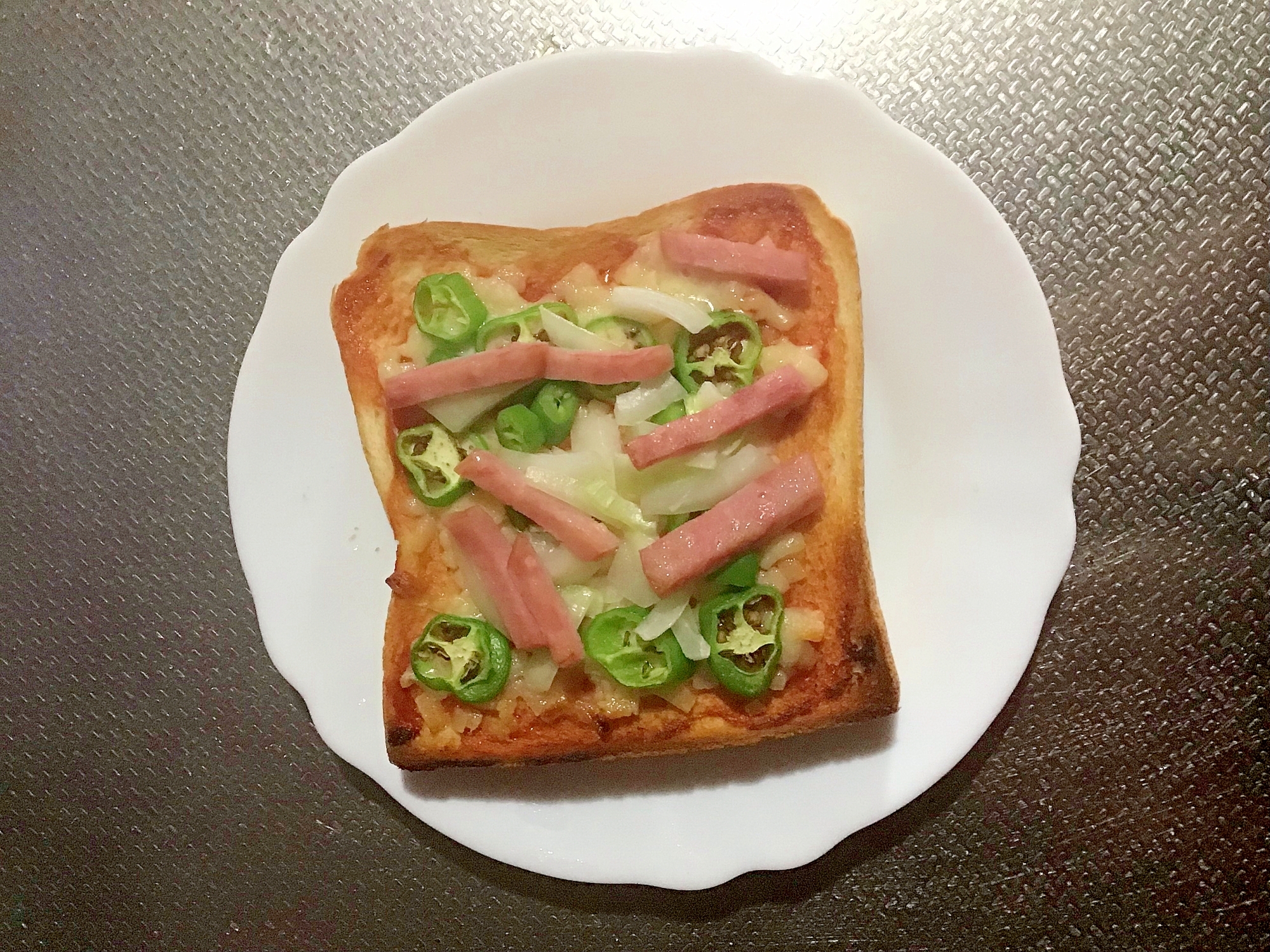 ボロニアソーセージと甘長とうがらしのピザトースト。