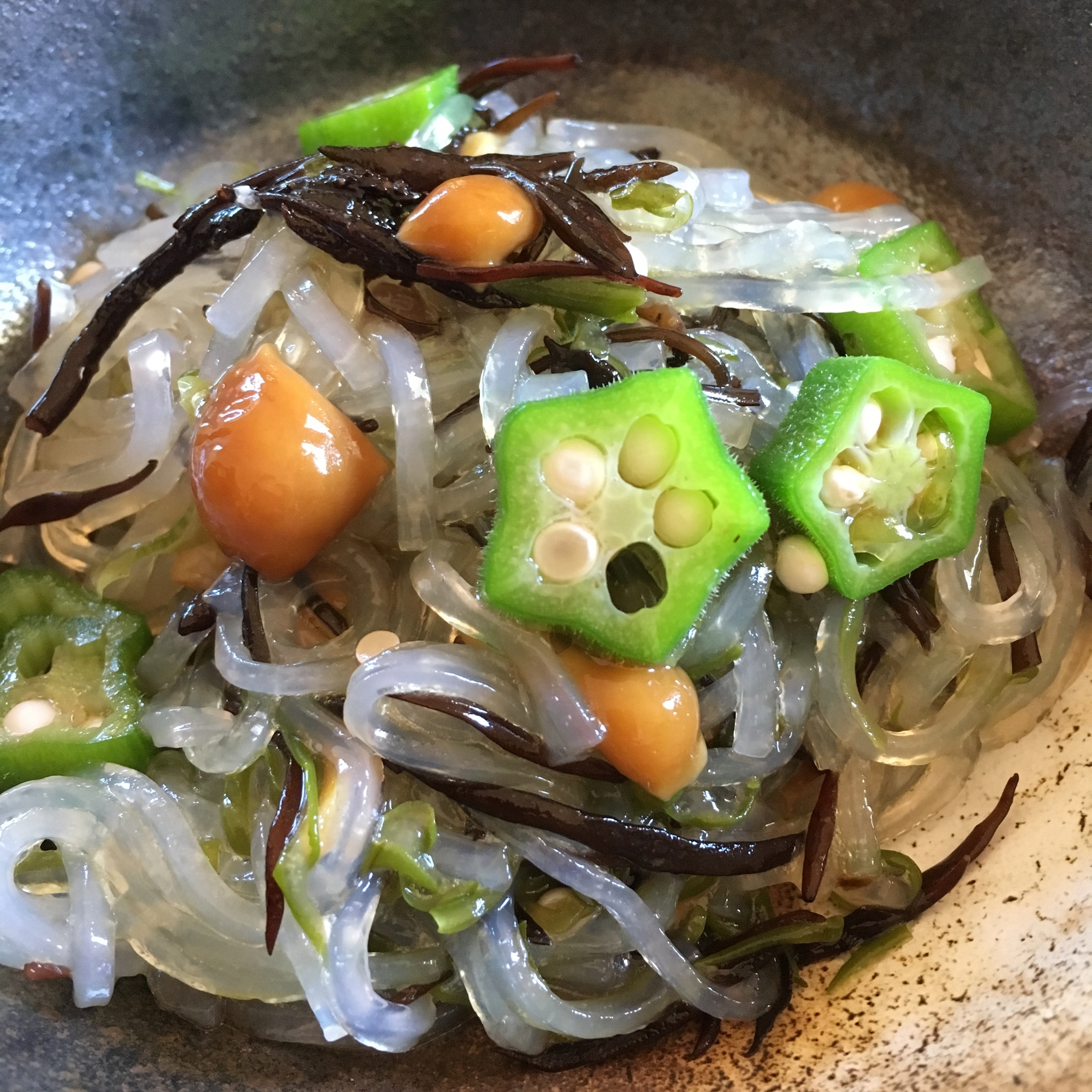 茶色い皿に盛られためかぶやひじきの具だくさんサラダ