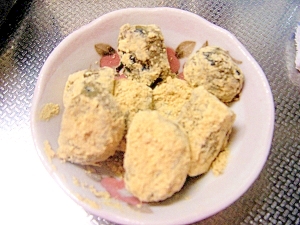 材料は2つだけ混ぜるだけ 黒豆のきな粉玉 レシピ 作り方 By すいかサマ 楽天レシピ