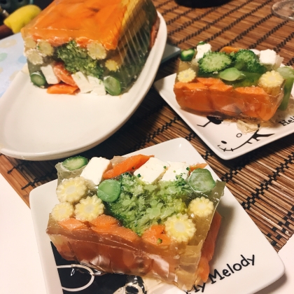 おもてなしにスモークサーモンと野菜のテリーヌ