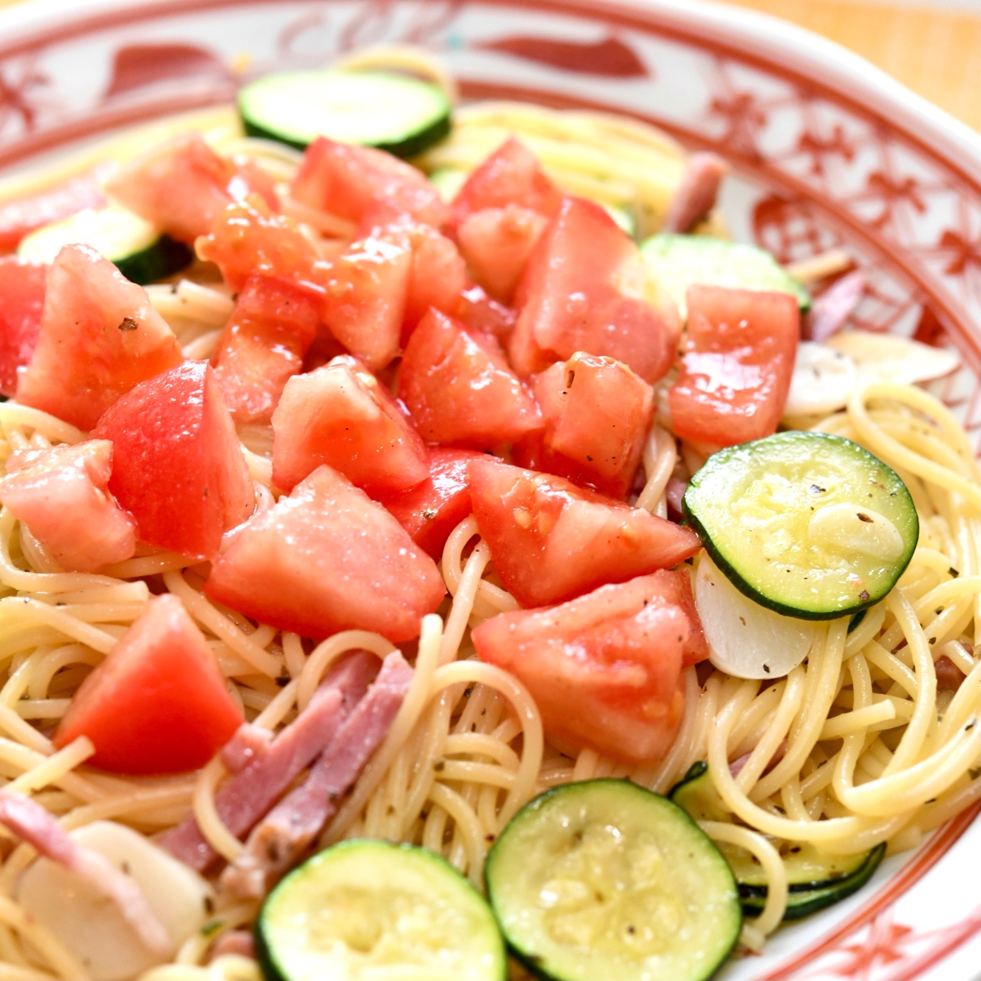 フレッシュトマトとズッキーニのパスタ