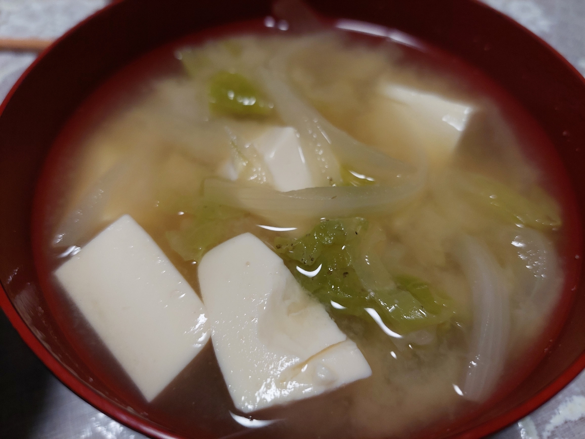 豆腐と白菜と玉ねぎの味噌汁