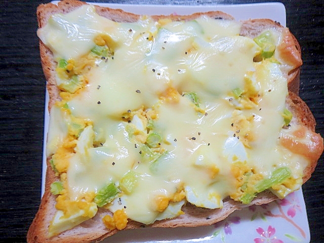 アスパラと卵のチーズトースト