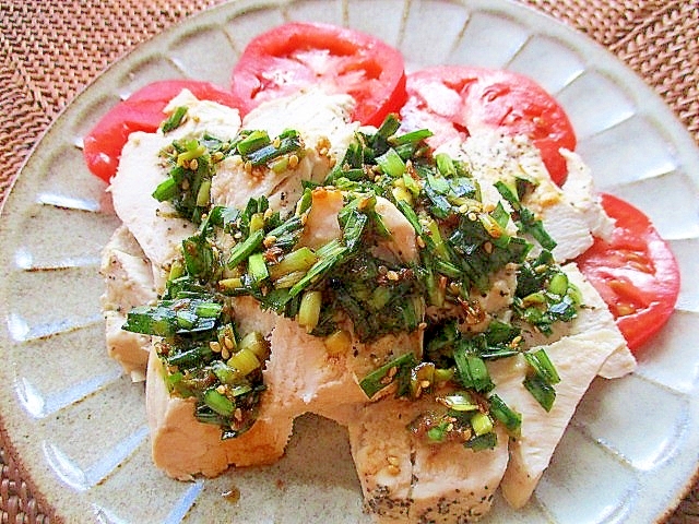 レンジ蒸し鶏とトマトのニラジャンのせ