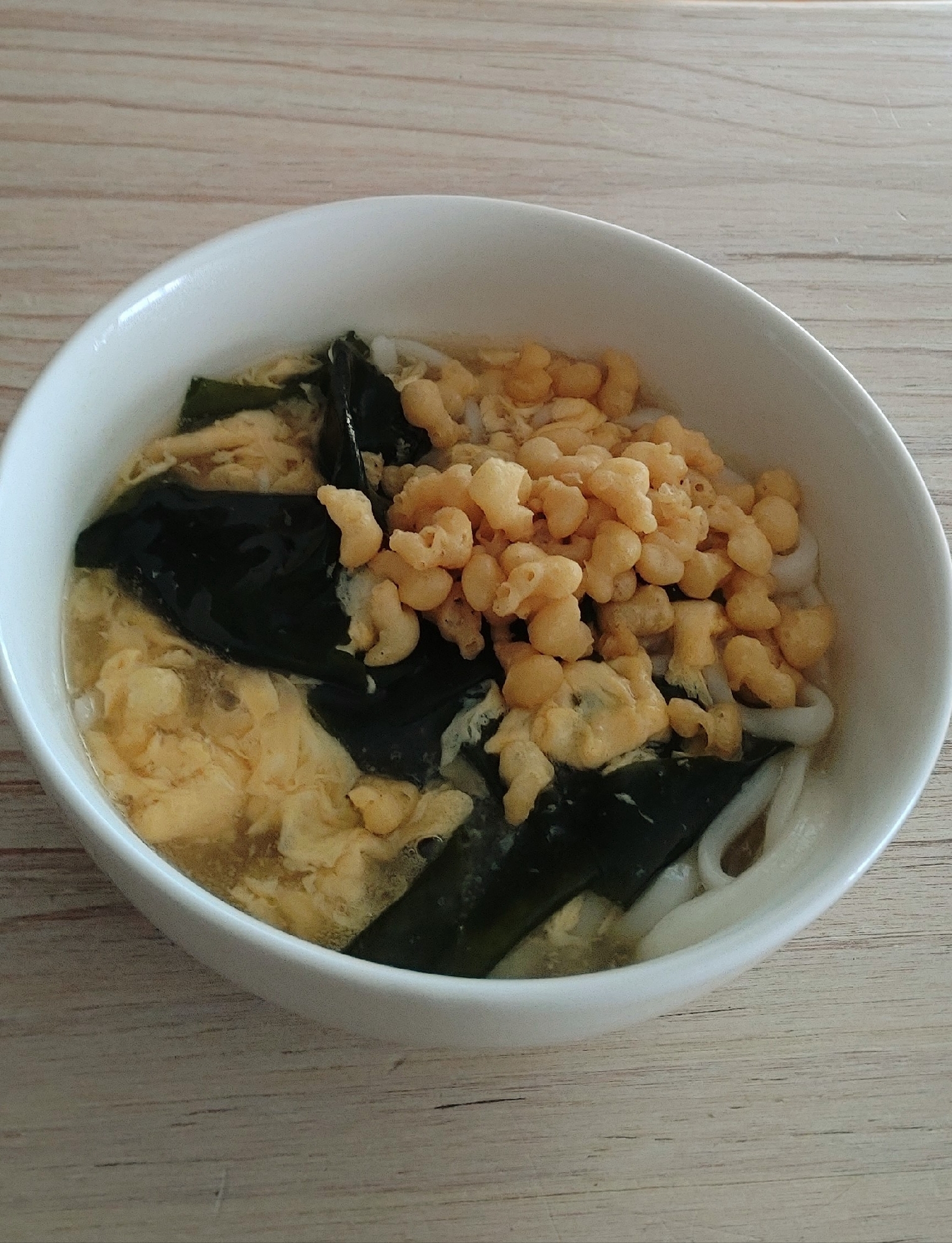 簡単5分 天かすたっぷり♡わかめと卵のうどん