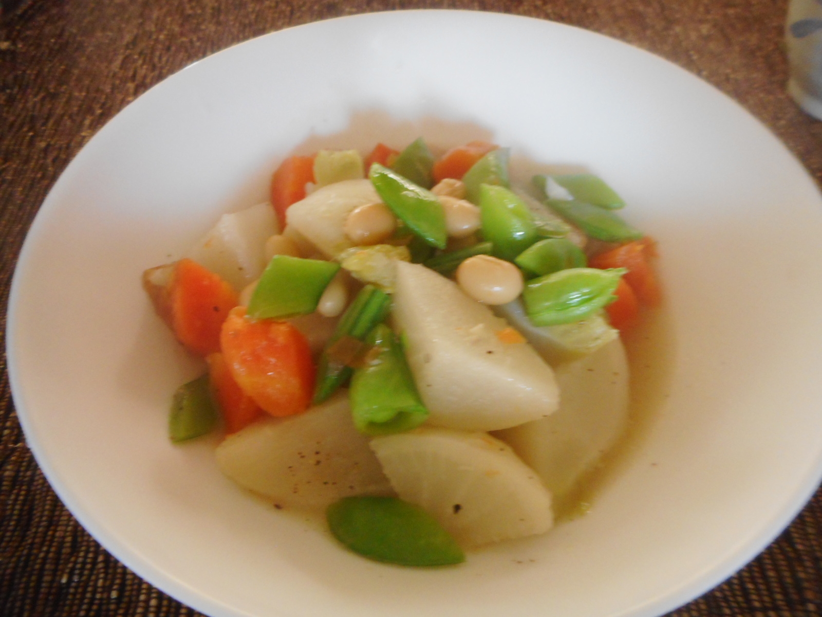 カブと大豆とスナップエンドウの蒸し煮