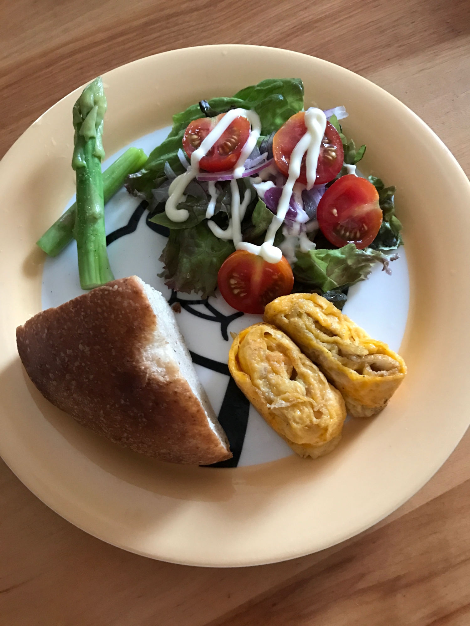 フォカッチャと卵焼き、野菜サラダの朝ごはん