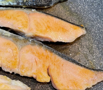 フライパンで 魚焼き用ホイル無しで 焼鮭 レシピ 作り方 By Kiico 楽天レシピ