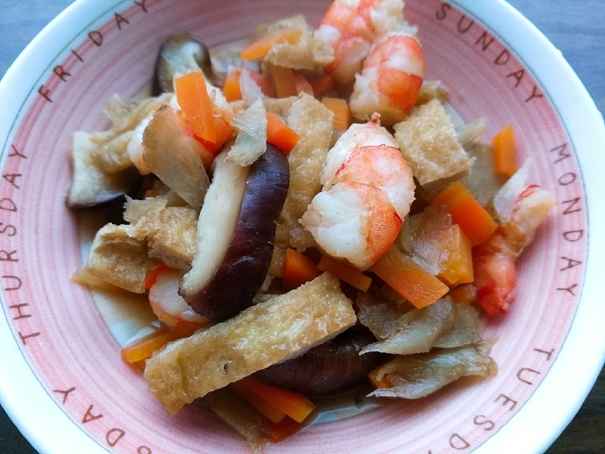 油揚げと椎茸と海老の煮物