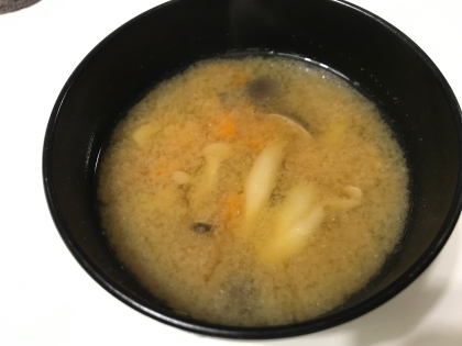 しめじとにんじんと豆腐の味噌汁