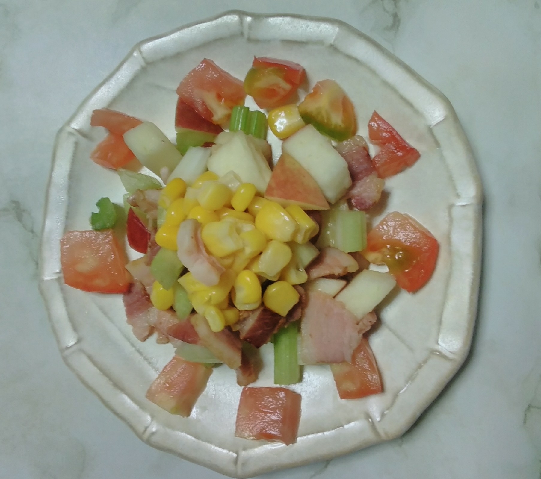 トマト林檎コーンセロリベーコンのカラフルサラダ
