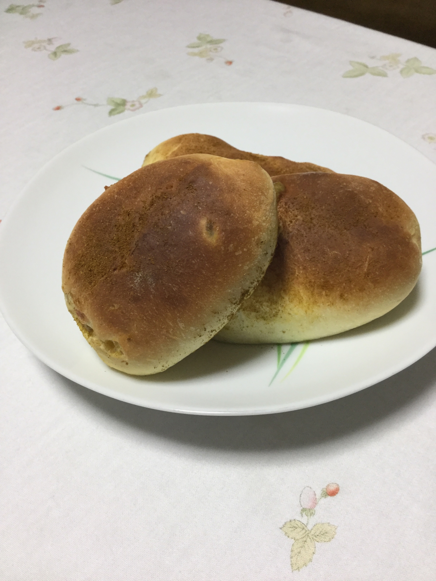 カレーとゆで卵のチーズ味パン