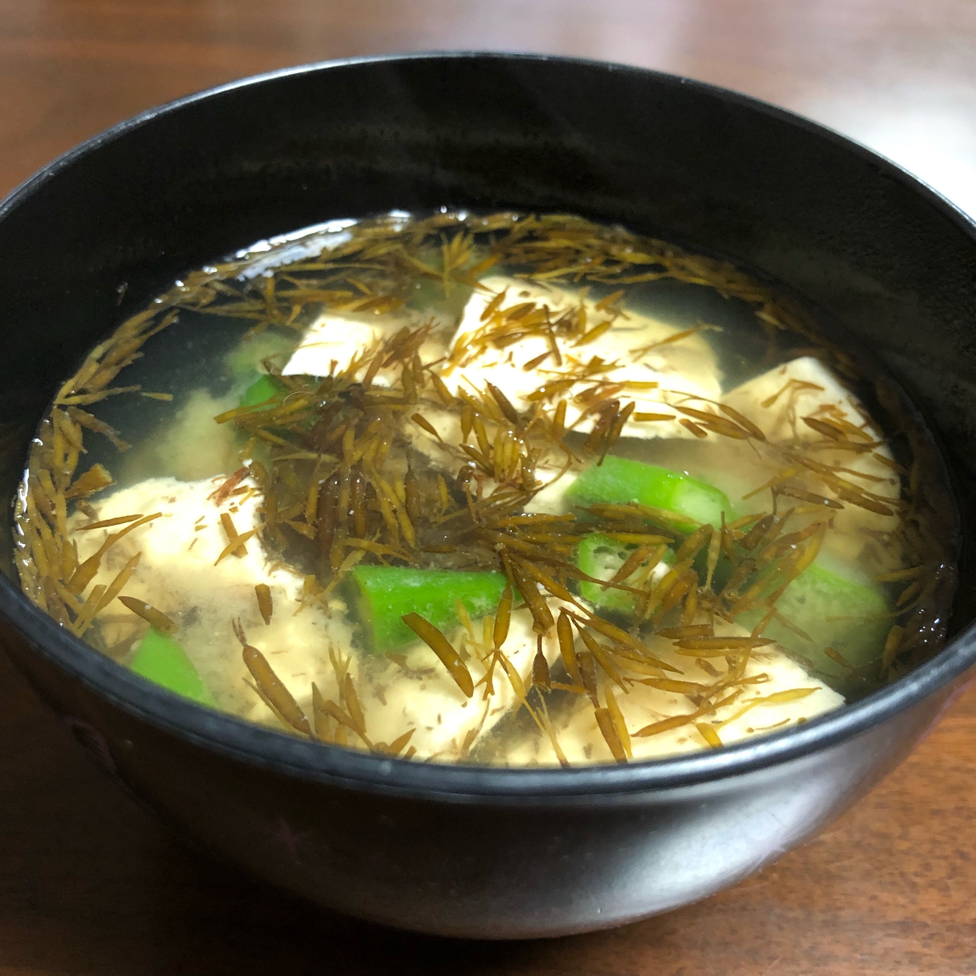 アカモクと豆腐とおくらの味噌汁