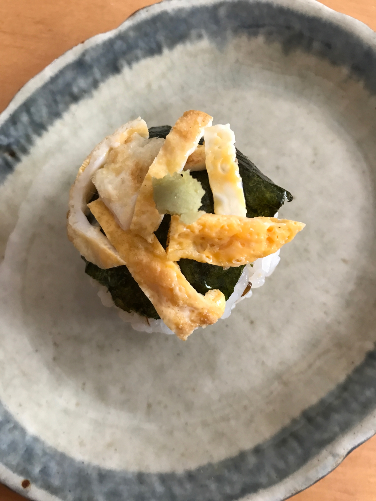 錦糸卵と味付け海苔の塩昆布手毬寿司