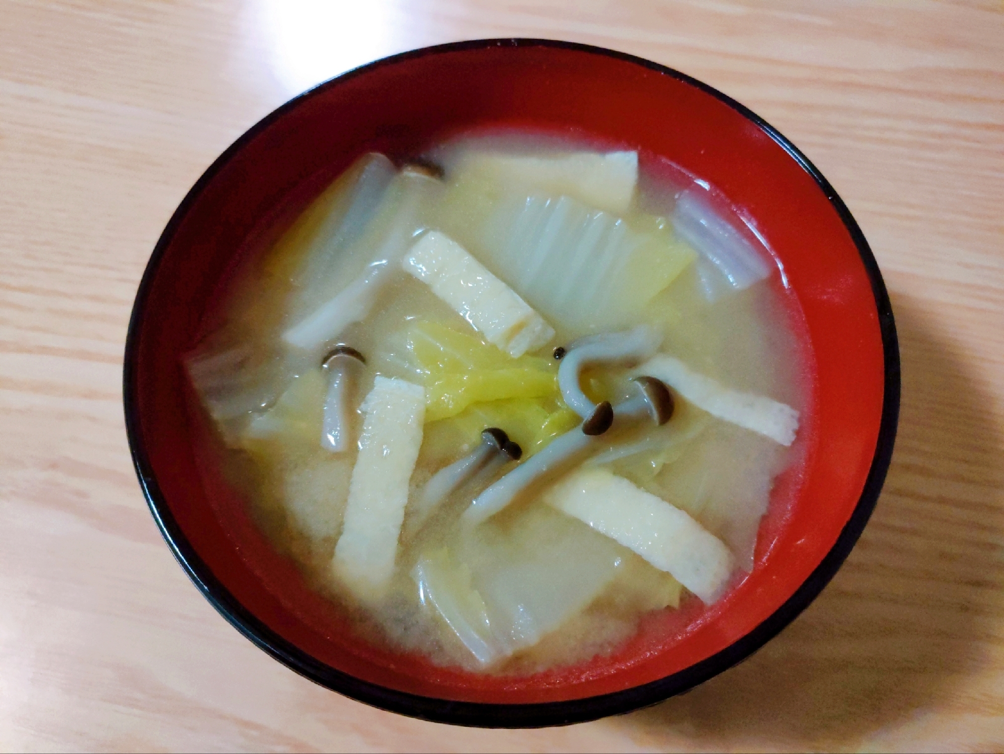 白菜としめじと油揚げの味噌汁