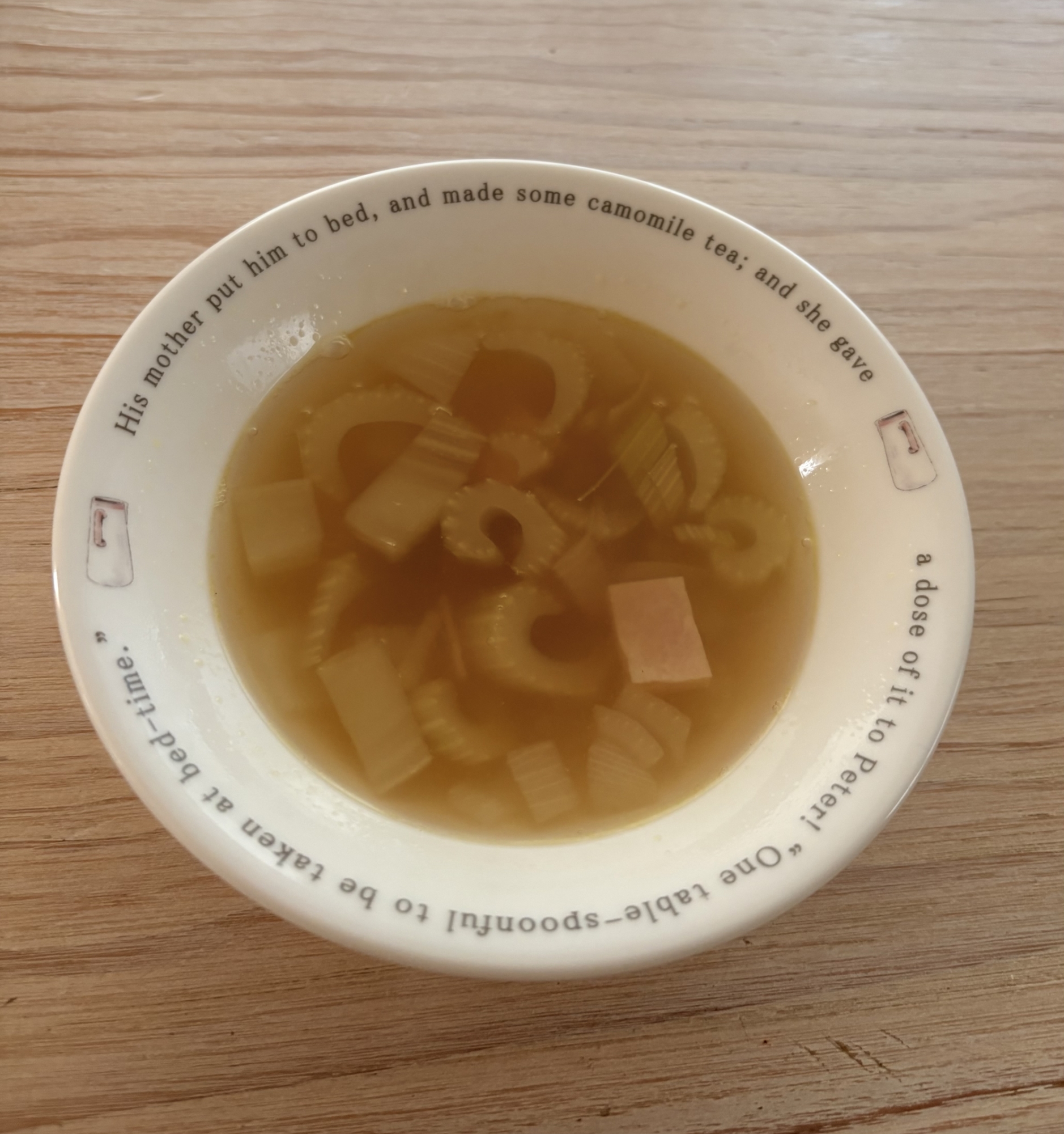 セロリとハムのコンソメスープ