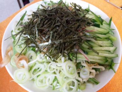 野菜いっぱいのラーメンサラダ