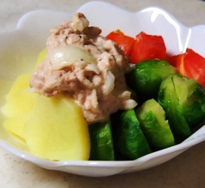 新じゃが、芽キャベツ、トマトの春いっぱいツナサラダ