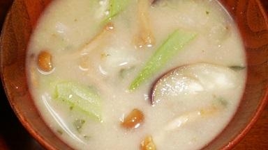オクラとなめこに茄子の味噌汁
