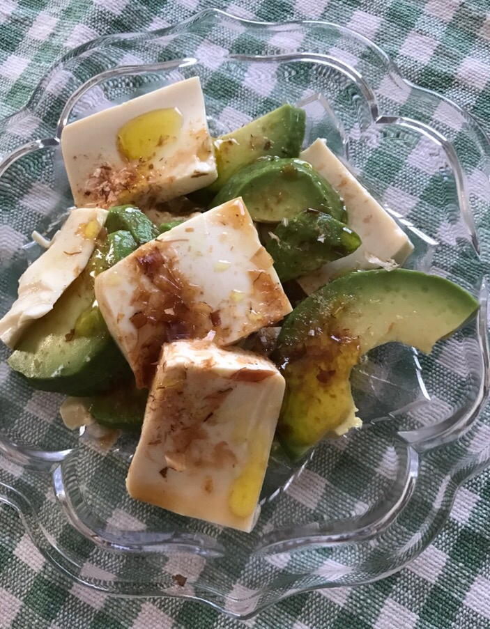 絹豆腐とアボカドの鰹節オリーブ油サラダ