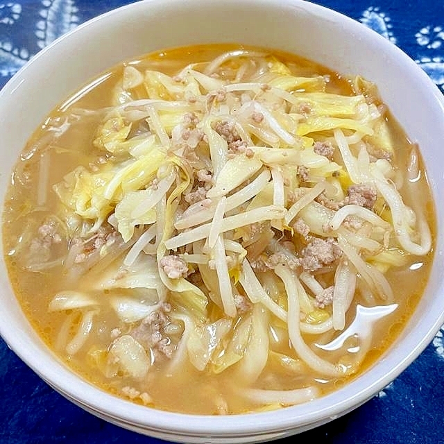 ひき肉キャベツもやし炒めの味噌ラーメン