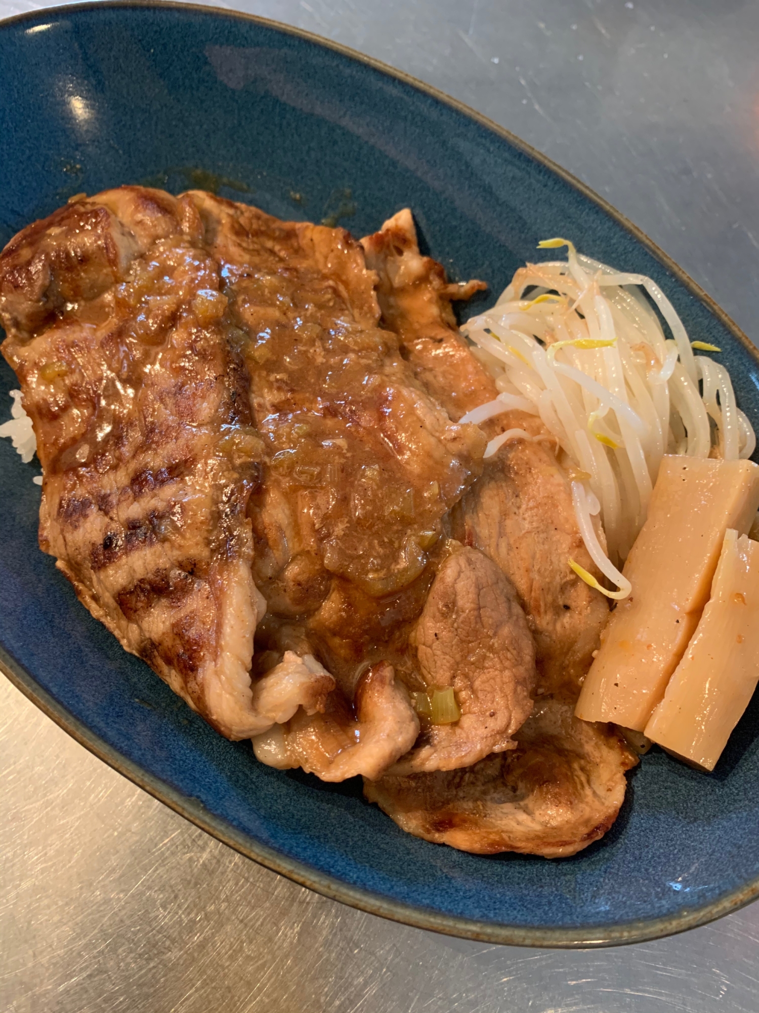 香ばし豚ロースの炙り味噌丼