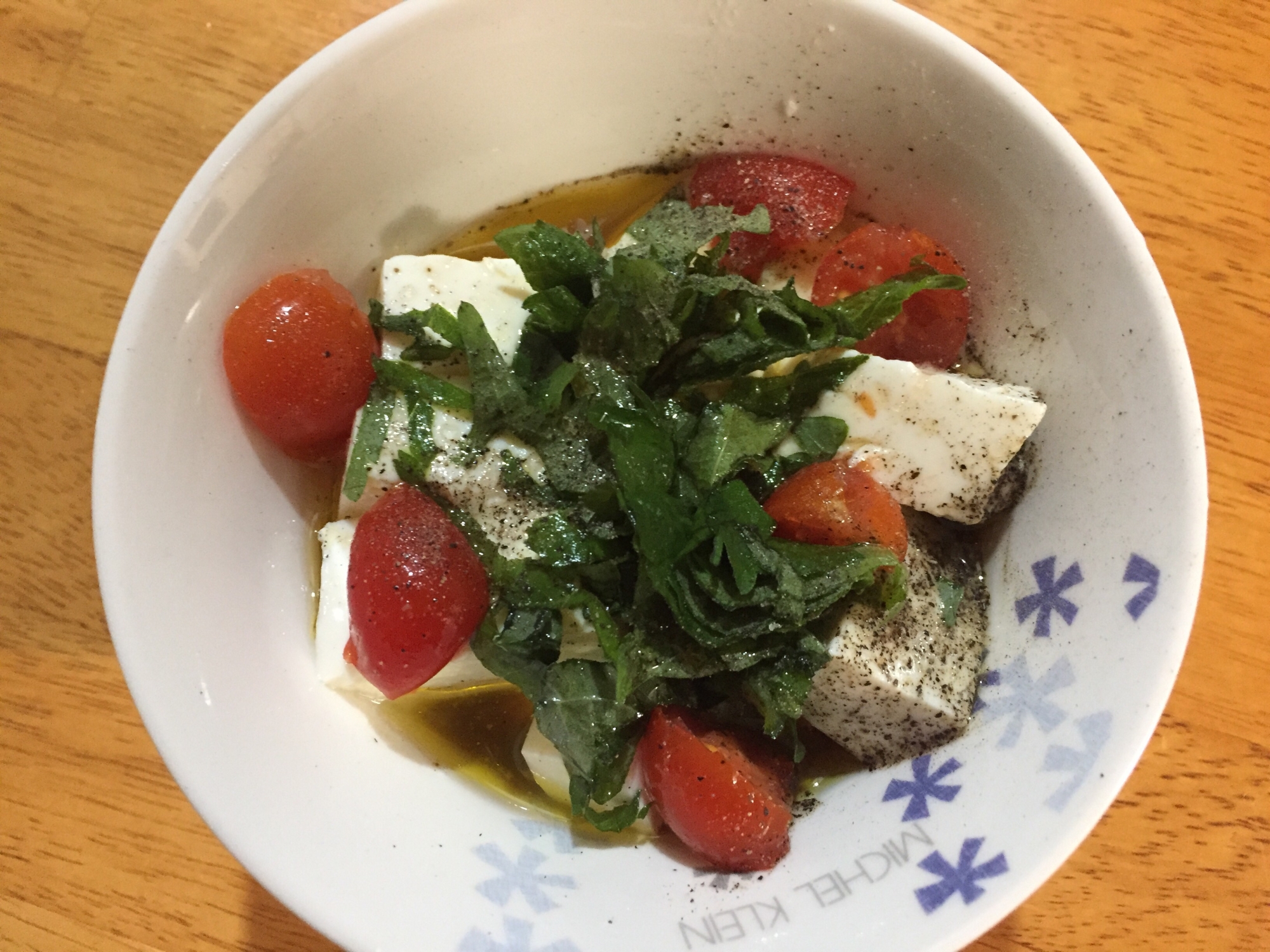 紫蘇と胡麻が香る豆腐とトマトのサラダ