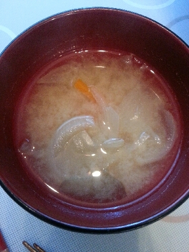 玉葱・人参・大根葉のお味噌汁