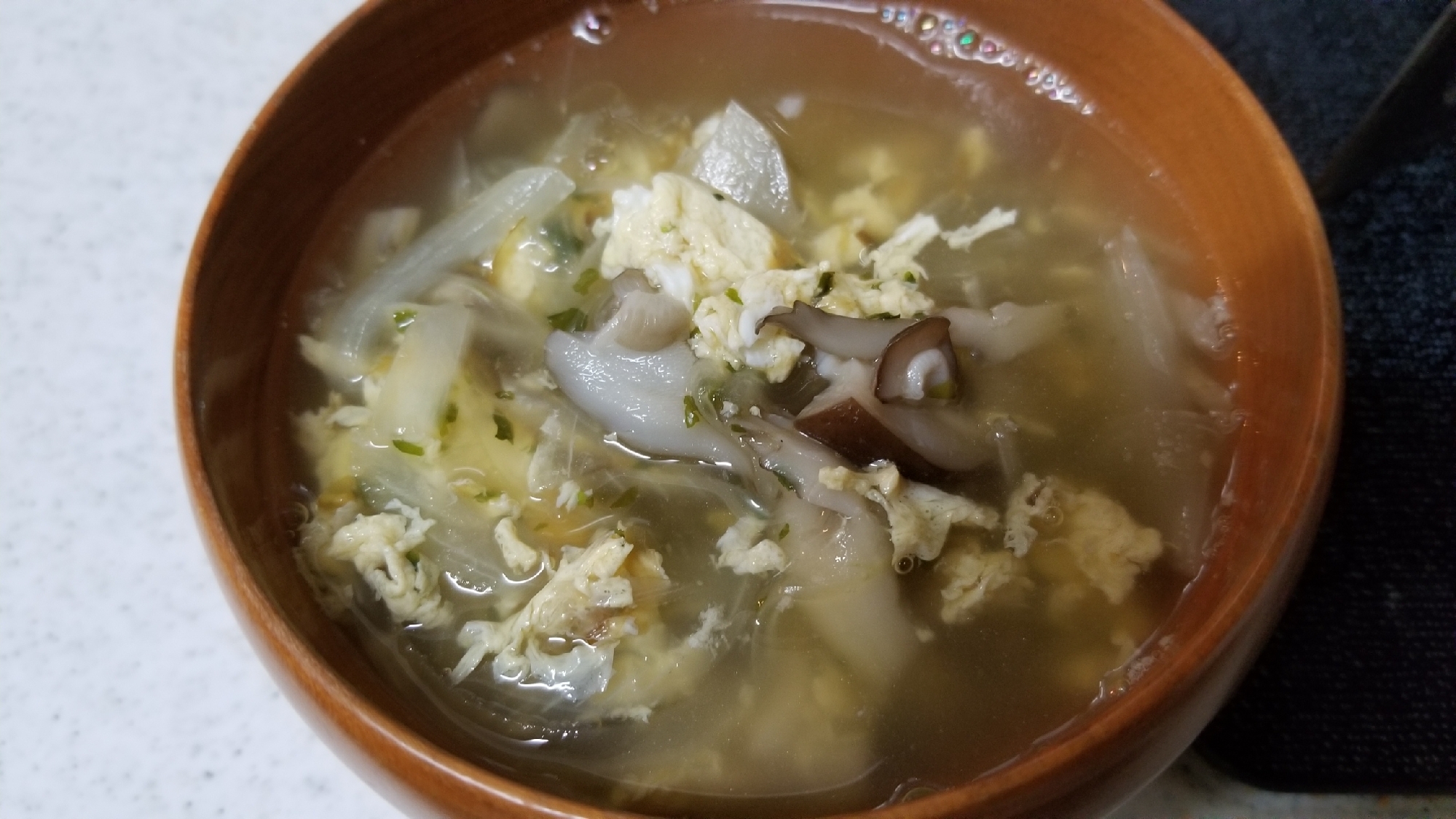 青のり、鰹節、舞茸、椎茸、玉ねぎ中華かきたまスープ